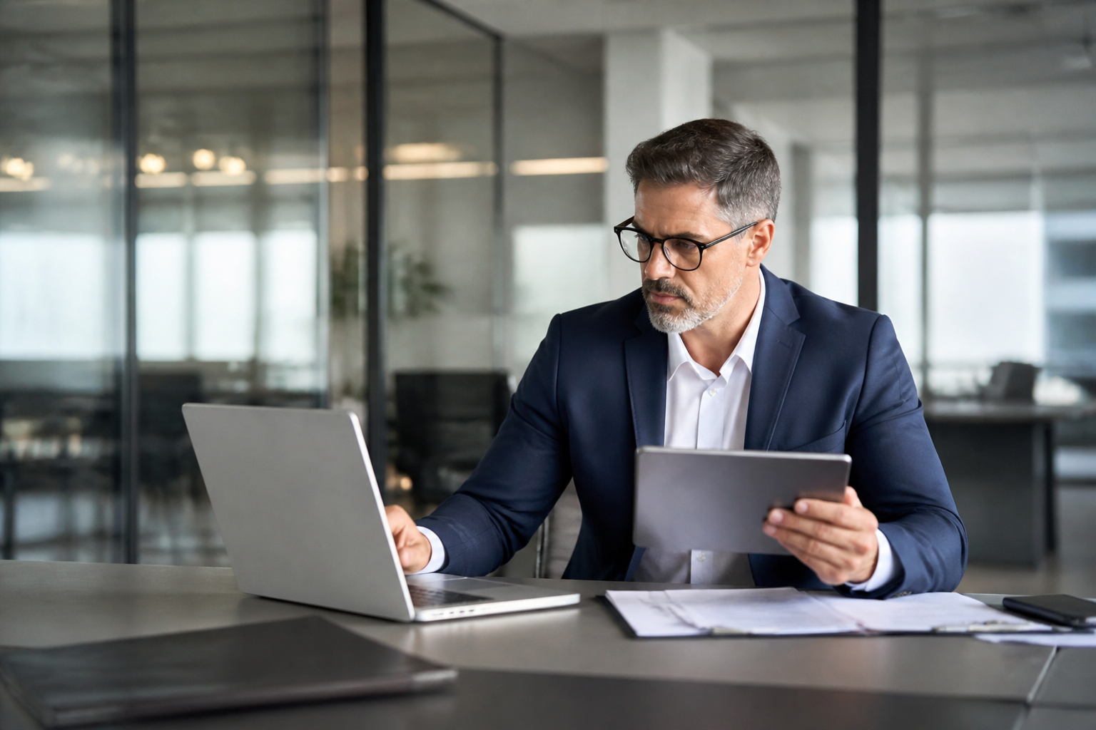 Un expert-comptable travaillant sur un ordinateur portable dans un bureau moderne et lumineux.