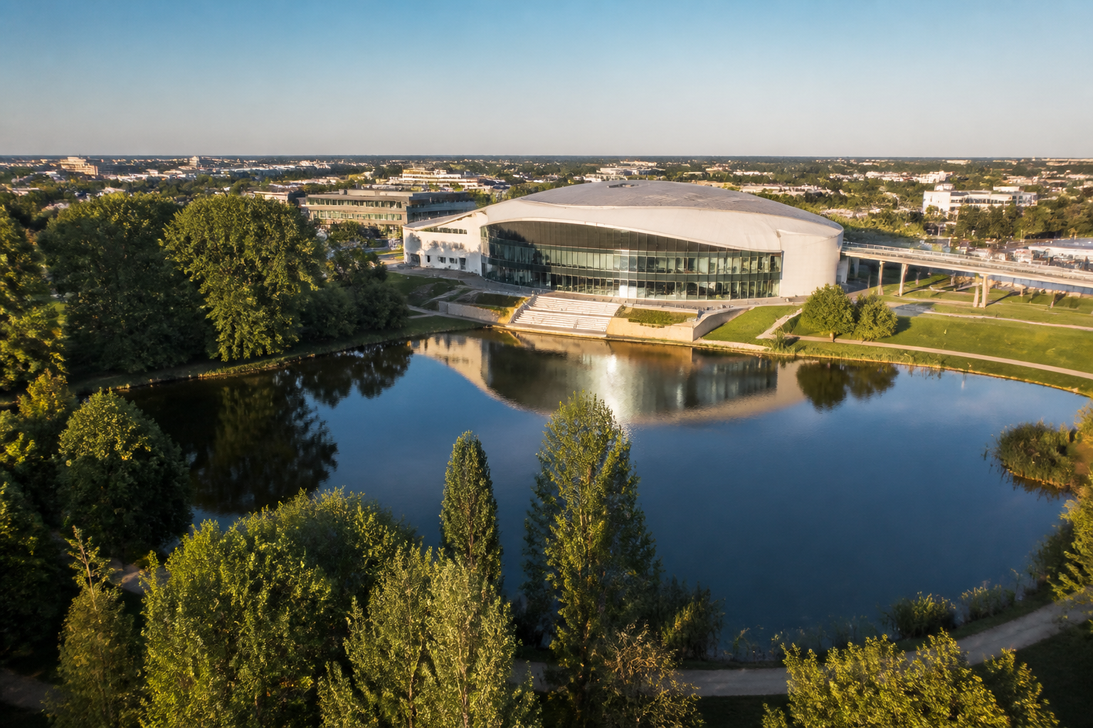 Vue aérienne du parc d'Odyssud et son lac emblématique à Blagnac.
