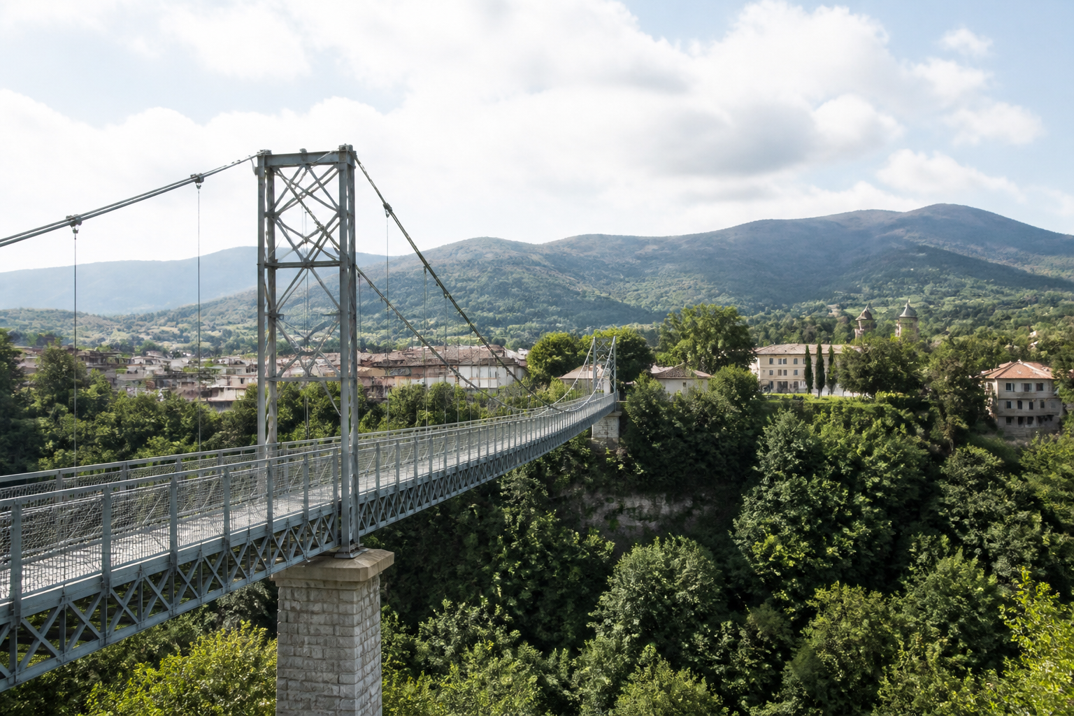 Vue panoramique sur la ville de Mazamet et la célèbre passerelle métallique suspendue au-dessus de la vallée.