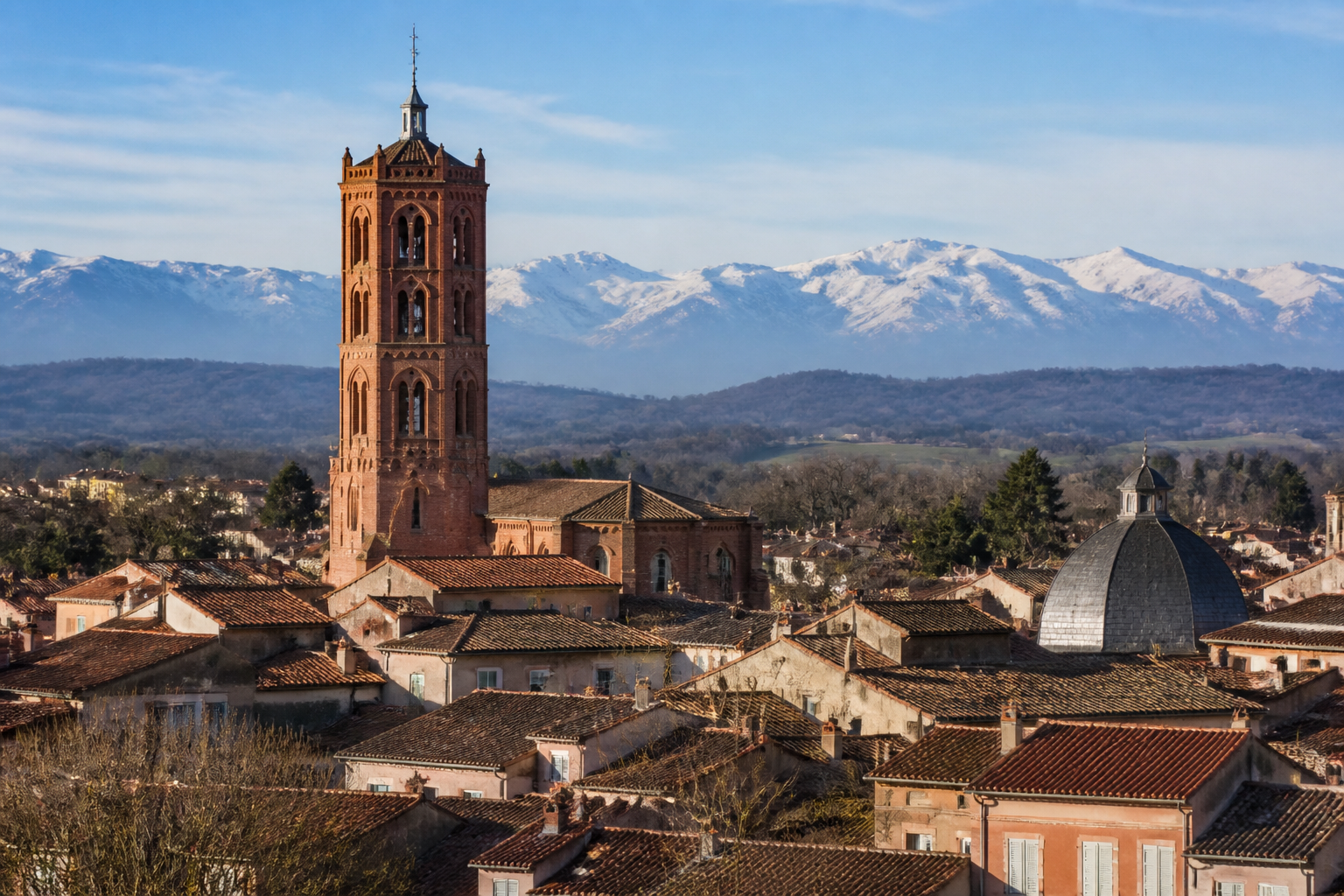 La cathédrale Saint-Antonin et ses briques rouges dominant les toits de la ville de Pamiers.
